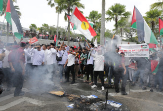 大马集会声援巴勒斯坦 高呼抗议口号焚烧以国旗