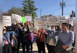 布鲁克林校园霸凌…华裔家长持续示威