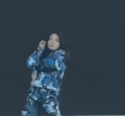 女大学生军训热舞“走光”，视频全网疯传