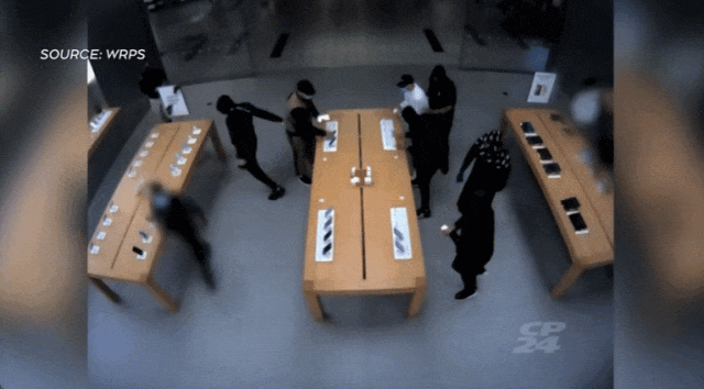 安省商场苹果店遭疯狂&quot;0元购&quot;：iPhone 15被洗劫一空