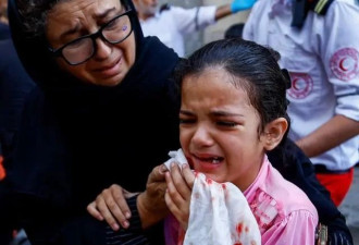 医生抱巴勒斯坦婴儿遗体痛哭，700多儿童殒命 ...