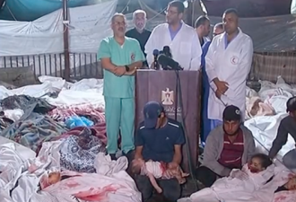加沙医生挤在“尸袋中间”开记者会，震惊世界