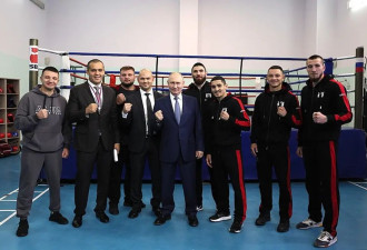 俄媒：普京与格斗选手交流并合影，“展示拳头”
