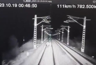2人凌晨翻越铁路防护网被火车撞死，官方回应