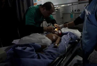 加沙医生挑战极限：手机照明动手术，用醋处理伤口
