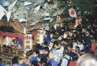 日本祭典传惨剧 23岁男遭“2吨重”山车夹死