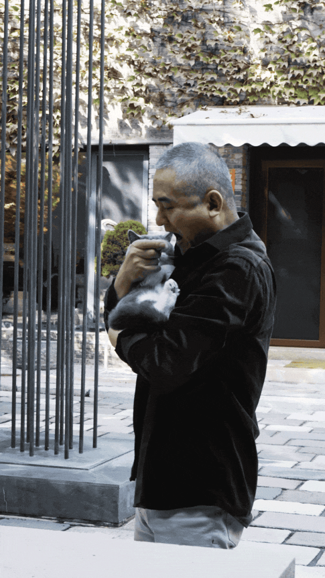 中国最有影响力的艺术家之一,在京郊养猫，跟AI下棋