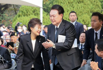 尹锡悦与朴槿惠出席韩前总统朴正熙悼念仪式