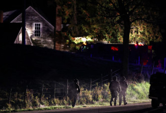 缅因州枪击嫌犯逃亡逾24小时 数十人包围其住宅