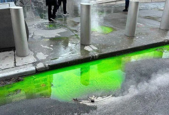 纽约街头涌出荧光绿色粘液，是否有毒?