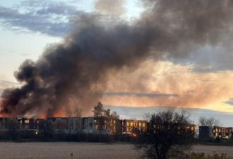 约克区在建楼盘大火 爆炸声频传！几十栋房子和消防车被烧