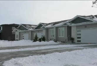 加拿大夫妇买的豪华镇屋有“硬伤”：房子被“困住” 投诉三年无人理