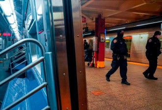 惊险！地铁进站时，纽约男子突然跌下站台…