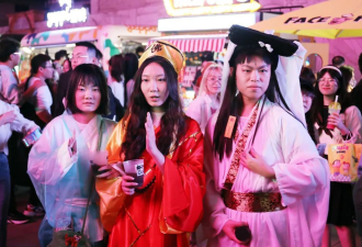 在上海，他们进行了一场现实主义“万梗节”狂欢