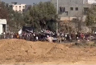 以军发布视频 显示加沙居民举着白旗和手臂向南部转移