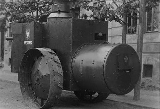 105年前 波兰第一辆坦克为利沃夫而战 加装锅炉钢板的三轮机械犁