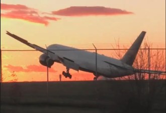 【视频】加航出大事！飞机降落多伦多差点侧翻