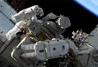 美太空人漫步搞丢工具包：它在太空漂 地球看得到