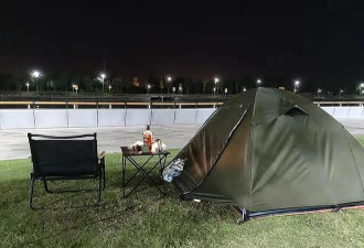 27岁小伙被裁员后到上海找工作，每晚在公园搭帐篷过夜