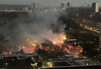 多伦多房屋三级大火 周边建筑被波及