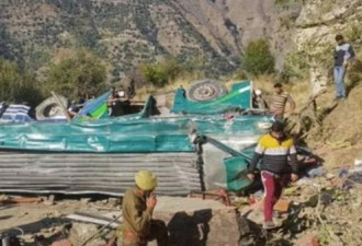 印度巴士坠30层楼高峡谷，已酿36死19伤