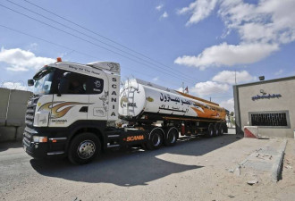 美国强力施压促成 以色列首度放行燃料进加萨