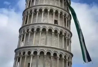 意大利学生在比萨斜塔上挂巴勒斯坦国旗