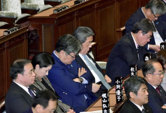 岸田国会答辩时 5名自民党高官一起瞌睡