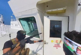 视频曝光：胡塞武装直升机登船 劫持大型货船