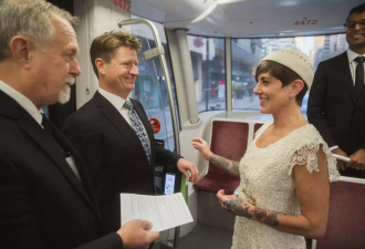 【视频】多伦多夫妇在TTC上办婚礼 省下婚礼费用全部捐慈善