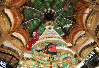 极致梦幻：巴黎老佛爷的巨型悬浮圣诞树美如梦境