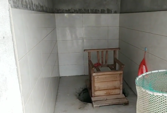 江苏南通奇景：上厕所，坐上龙椅还能打招呼