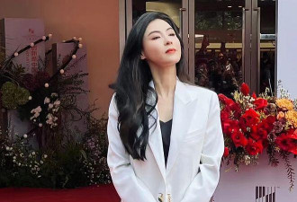 43 岁张柏芝亮相广州：白衣长发气质佳，生图好美骨相好绝！