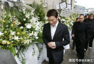 62岁刘德华在香港举办丧礼！五兄妹罕见齐聚哭丧