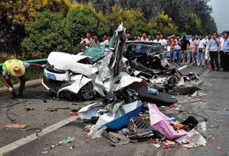 中国甘肃车祸致8死，面包车与皮卡车相撞起火