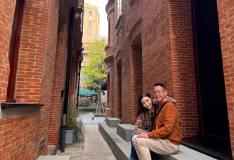 李嘉欣晒结婚15周年随拍照 与许晋亨坐台阶上灿笑