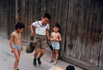 老照片：39年前偷拍的中国孩子们