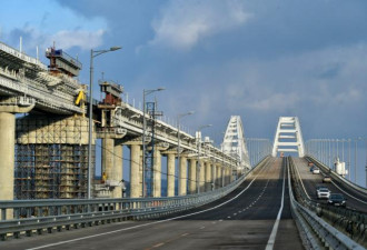 乌克兰：无人艇破坏克里米亚大桥