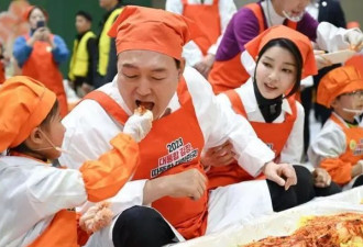尹锡悦带51岁爱妻做辣白菜,被萌娃“投喂”很开心