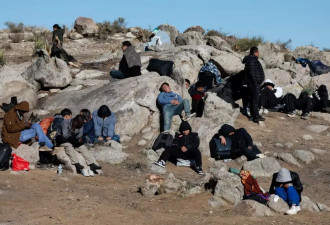 上千非法移民滞留圣地亚哥荒漠缺衣少食,一半华人