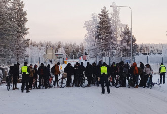 芬兰关闭与俄最后一边境点 阻止非法移民涌入闹事