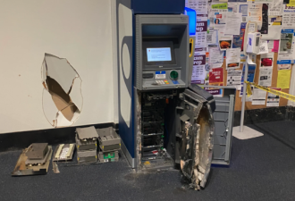 乱套！多伦多大学遭抢劫：ATM炸成碎片！墙都凹了！