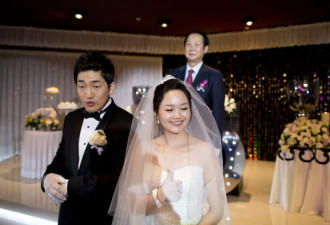 韩国年轻人不结婚,政府:公务员想升职,得先生娃
