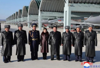 朝鲜劳动党总书记金正恩和女儿视察朝鲜空军