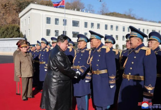 朝鲜劳动党总书记金正恩和女儿视察朝鲜空军