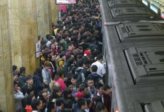 地铁挤爆居然还亏钱 北京年亏超百亿钱都亏哪了?