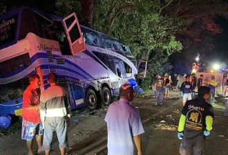 泰国中部一旅游大巴发生车祸 致14死35伤
