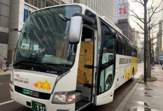 日本货柜车失控撞上观光巴士 台澳旅客10人送医