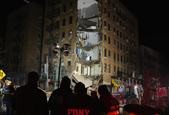 纽约高层公寓大楼一角突然坍塌，7户居民只剩半间房...