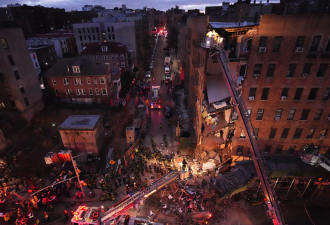 纽约高层公寓大楼一角突然坍塌，7户居民只剩半间房...